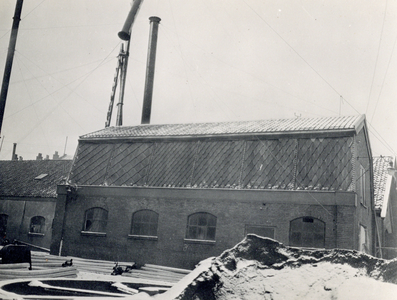 886141 Afbeelding van het stellen van een schoorsteenpijp op een van de gebouwen van de Koninklijke Nederlandsche Lood- ...